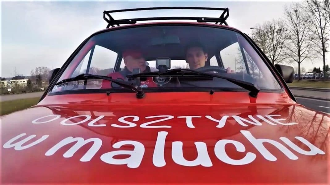 „O Olsztynie w Maluchu”. Jeździ zabytkowym samochodem i rozmawia z ciekawymi ludźmi
