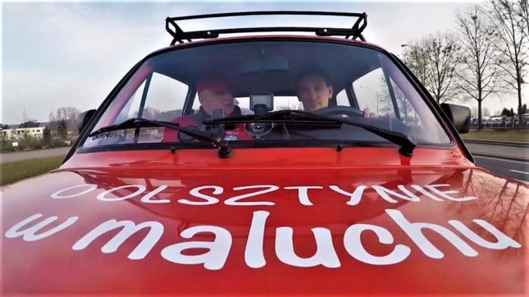 &bdquo;O Olsztynie w Maluchu&rdquo;. Jeździ zabytkowym samochodem i rozmawia z ciekawymi ludźmi