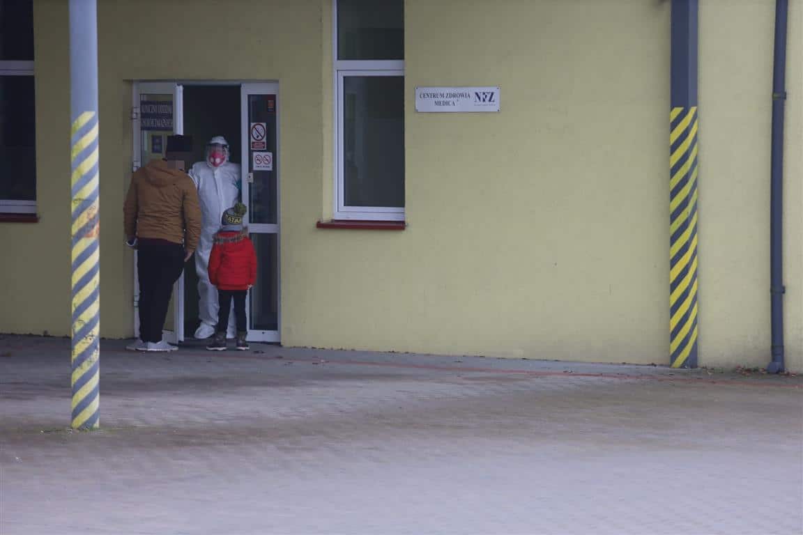 Obraźliwy gest pracownika szpitala? Ojciec z synem zgłosili się po poradę