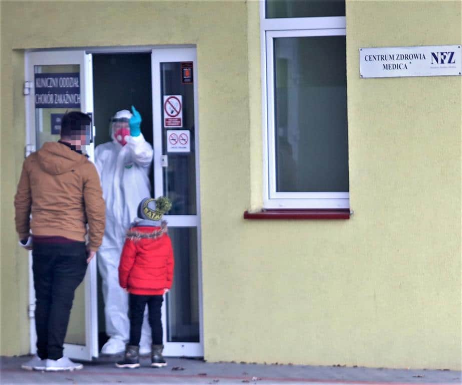 Obraźliwy gest pracownika szpitala? Ojciec z synem zgłosili się po poradę