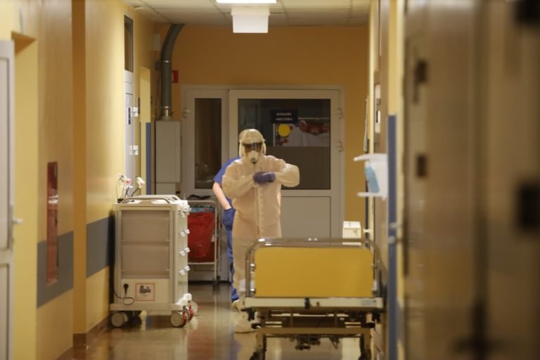 Ostróda: To 43-letnia kobieta zaraziła się od pacjenta „zero”. Z kim jeszcze miała kontakt? [ZDJĘCIA SZPITAL]