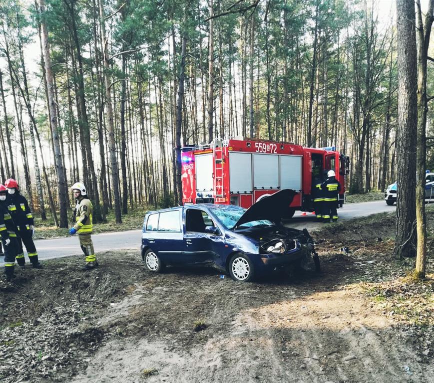 61-letni kierowca Renault dachował. Śmigłowcem LPR przetransportowano go do szpitala