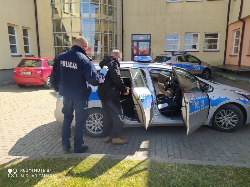 Horror na Mazurach! Chciał zabić własną matkę, nie opanował się nawet przy policji!