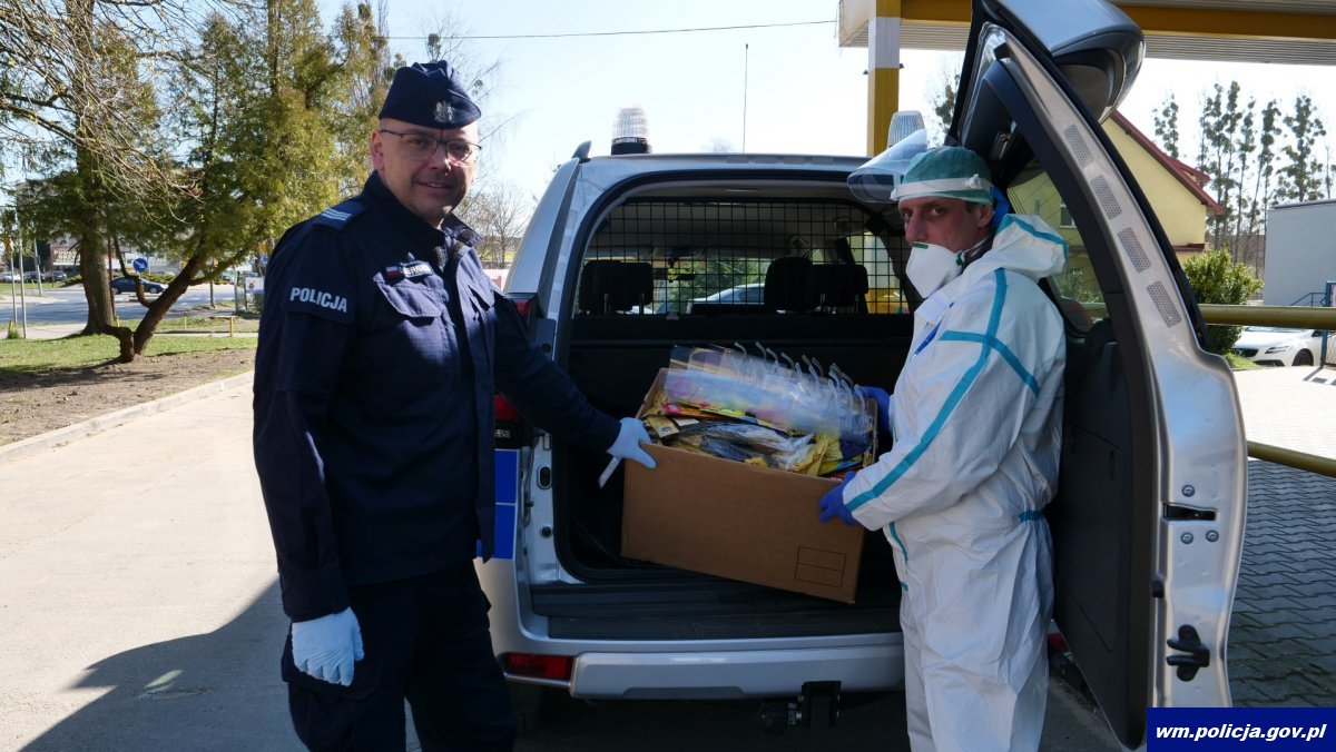 Policjanci wspierają ostródzki szpital w walce z koronawirusem