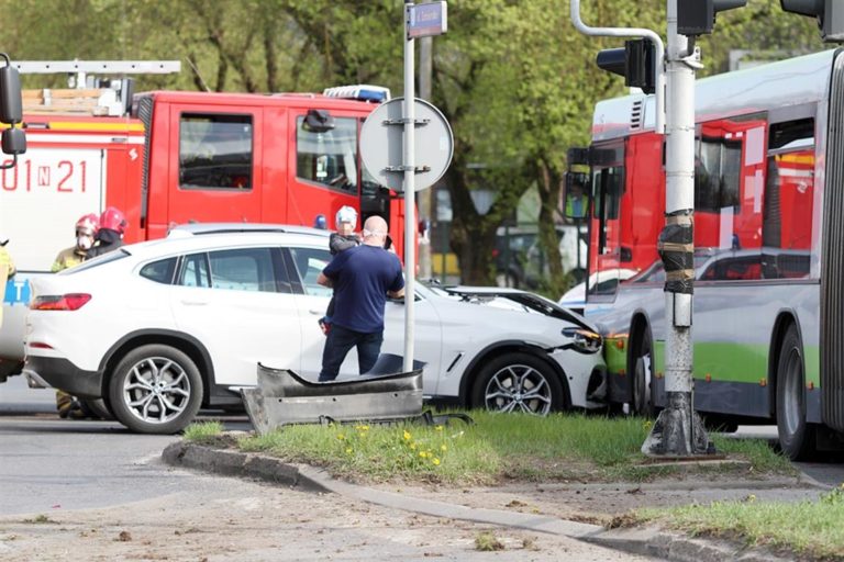 Kierująca BMW wjechała na czerwonym. Uderzyła w autobus miejski