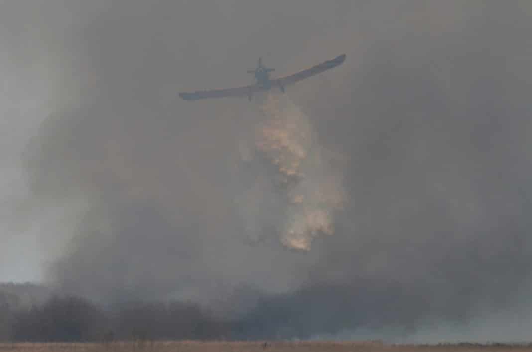 Samoloty z Leśnej Bazy Lotniczej w porcie Olsztyn-Mazury pomagają gasić pożar w Biebrzańskim PN