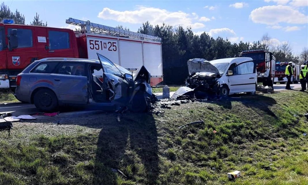 Śmiertelny wypadek. Zginął pasażer auta uderzonego czołowo