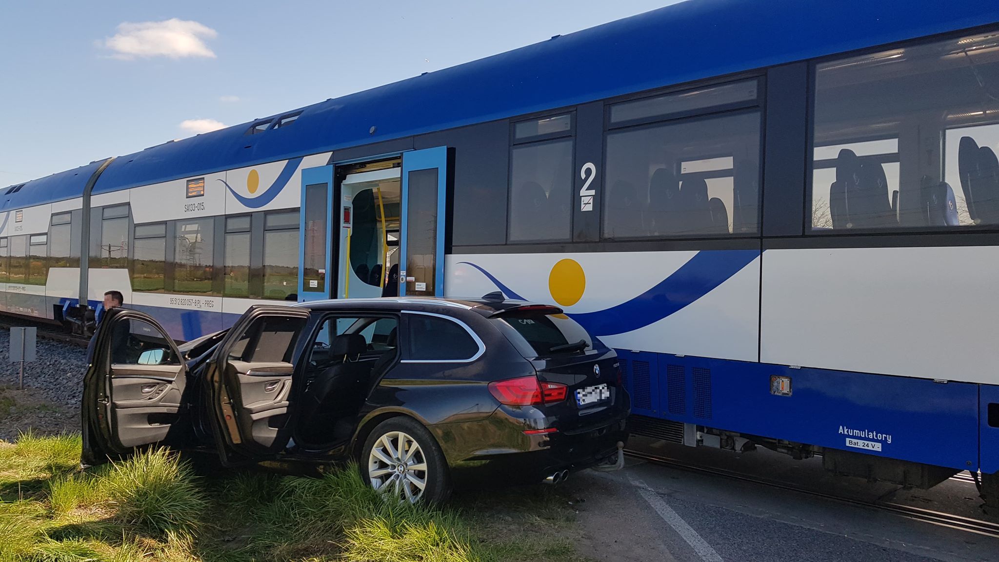 BMW zderzyło się z pociągiem