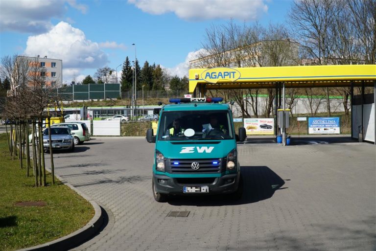 Mandat za mycie auta. Żandarmeria zatrzymała kierowc&oacute;w. Myjnia w Olsztynie była bezdotykowa