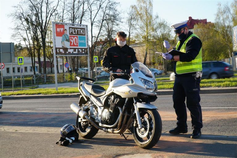 Niebezpieczne zdarzenie z udziałem motocyklisty, rowerzysty oraz samochodu osobowego