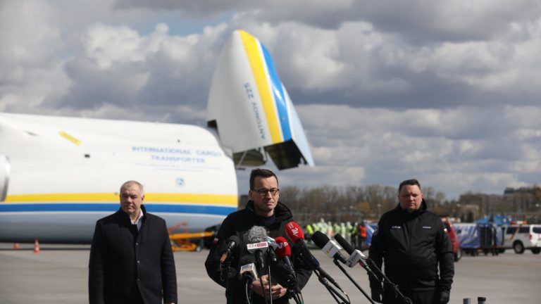 Premier: za miesiąc będziemy produkowali 100 mln maseczek miesięcznie