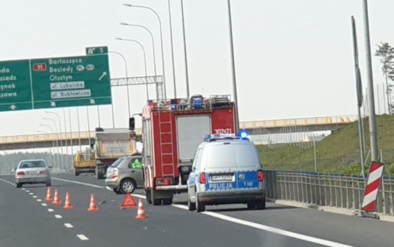 Zderzenie dw&oacute;ch aut z ciężar&oacute;wką pod Olsztynem