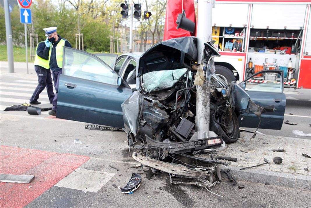 Wypadek na ul. Lubelskiej w Olsztynie. Silnik wypadł z Audi. 21-letni pasażer w stanie ciężkim