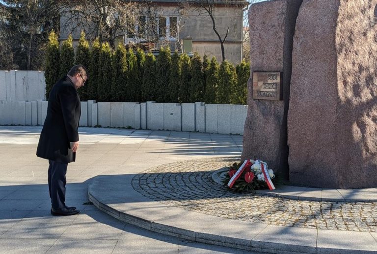 Obchody rocznicy smoleńskiej, działacze PiS złożyli kwiaty
