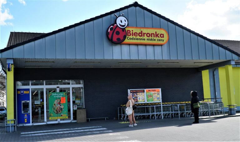 Nowe promocje w sklepie Biedronka. Obniżka cen nawet o 30%. Atrakcyjne ceny za większe zakupy