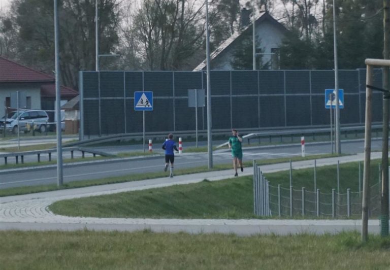 P&oacute;ł tysiąca naruszeń kwarantanny i złamania zasad poruszania się. Zorganizowali 18 urodziny w plenerze