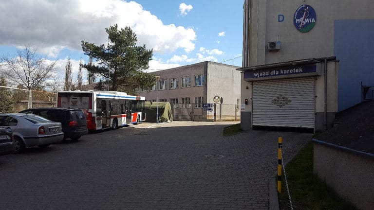 Stary autobus miejski przerobiony na poczekalnię przy szpitalu
