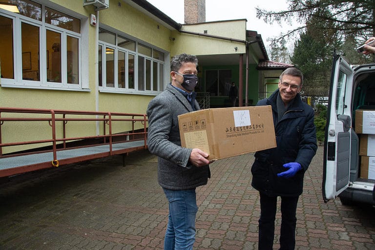 Olsztyn rozpoczął dystrybucję środk&oacute;w ochrony przysłanych przez partnerskie miasto w Chinach