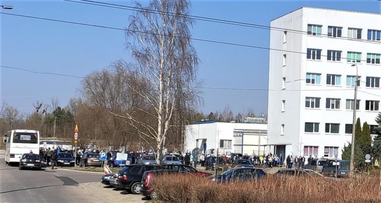 Tłumy pracownik&oacute;w przed firmą Indykopl. Czy są wprowadzone procedury bezpieczeństwa?