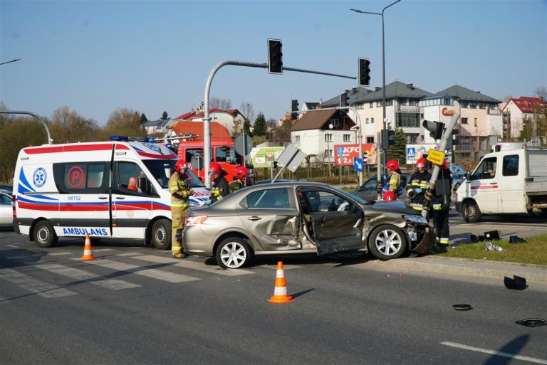 Wjechał na czerwonym i skosił dwa sygnalizatory. Z karetki w kajdankach trafił na komisariat