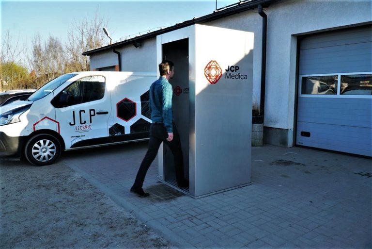 Innowacyjny pomysł olsztyńskiej firmy na koronawirusa: automatyczna kurtyna dezynfekująca