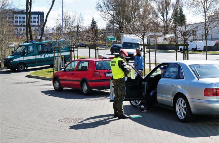 Mandat za mycie auta. Żandarmeria zatrzymała kierowc&oacute;w. Myjnia w Olsztynie była bezdotykowa