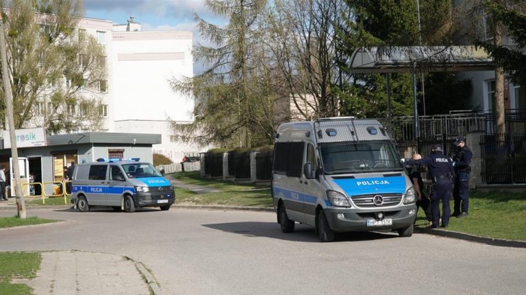 W biały dzień napadł w maseczce na dwa sklepy w Olsztynie. Wiadomo kim jest bandyta