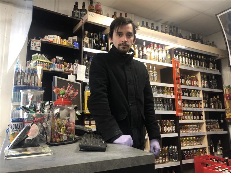 Napad na sklep osiedlowy w Olsztynie. Sprzedawca zareagował jak bohater