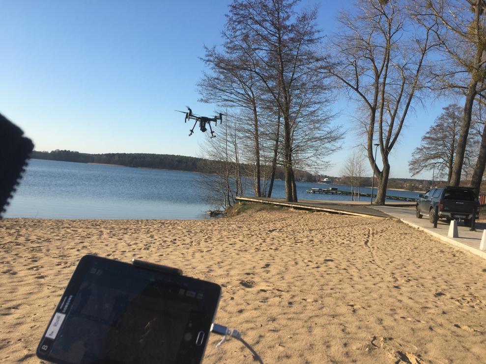 Olsztyńska policja dronem kontrolowała place i plaże. Ujawnili 41 naruszeń. Posypały się mandaty