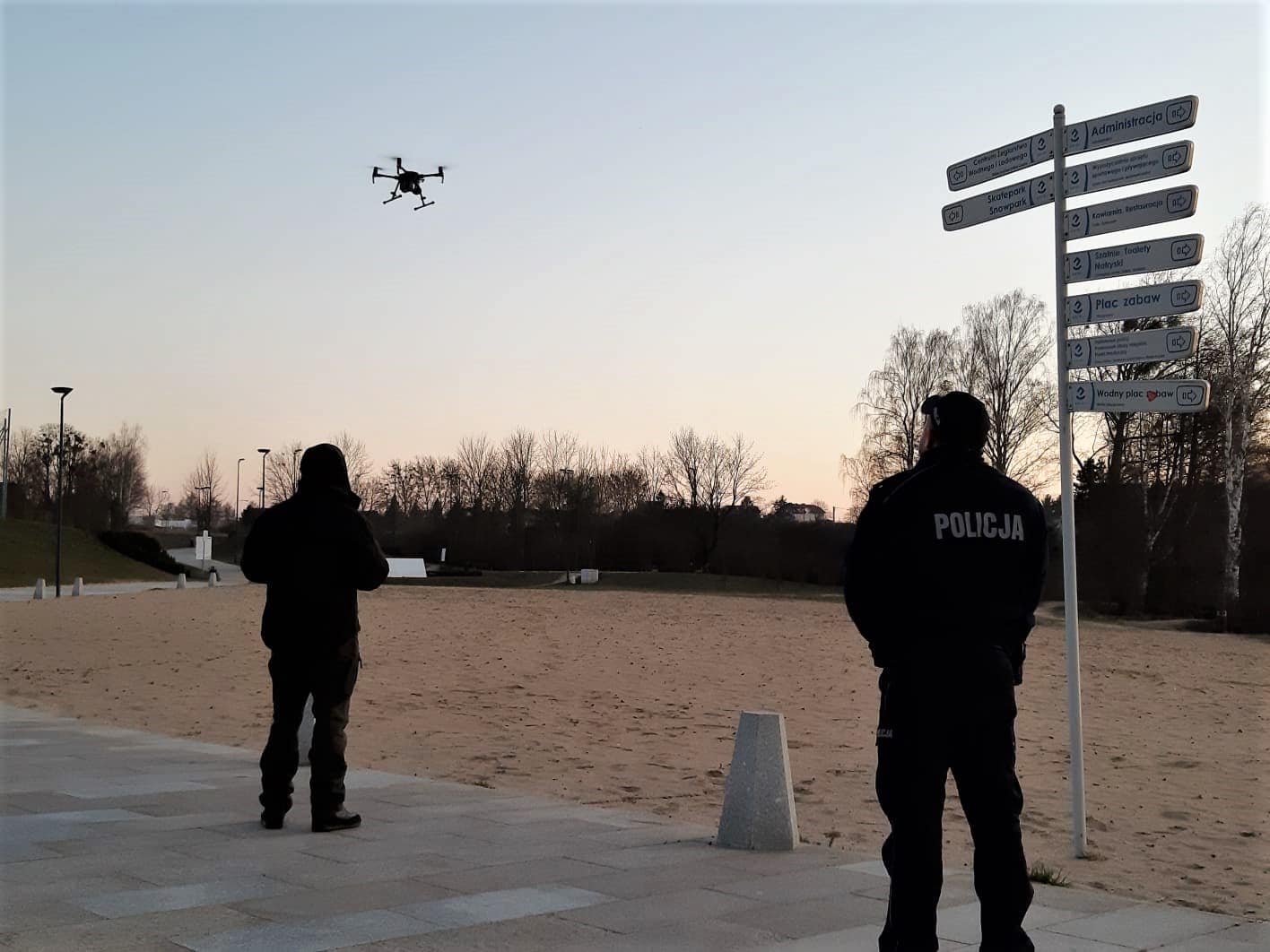 Olsztyńska policja dronem kontrolowała place i plaże. Ujawnili 41 naruszeń. Posypały się mandaty