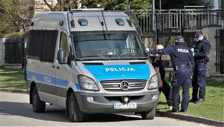 Mężczyzna zlekceważył kwarantannę domową i zaatakował policjant&oacute;w