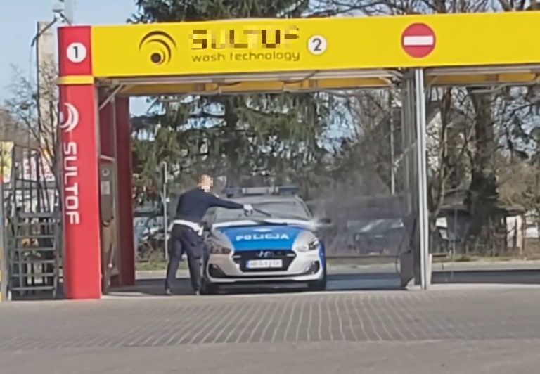 Policjant myje radiowóz na myjni, a kierowcy dostali za to mandat? Internauta nagrał filmik