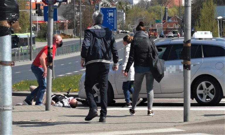 19-latek na hulajnodze potrącony na przejściu dla pieszych. Czy kierowca taks&oacute;wki miał zielone?