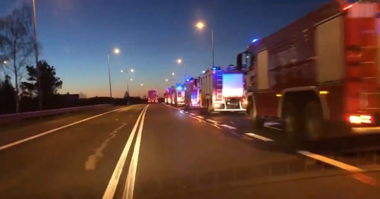 Kilkaset os&oacute;b i sprzęt lotniczy w akcji gaszenia pożaru w Biebrzańskim Parku Narodowym