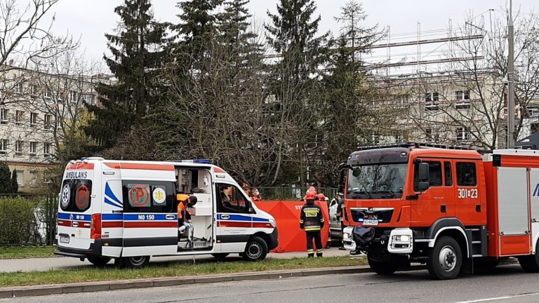Samoch&oacute;d uderzył w ogrodzenie Szpitala Dziecięcego. Kierowca nie żyje