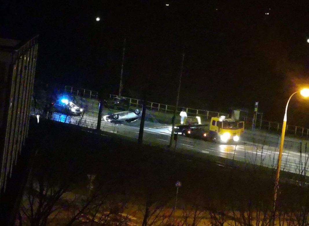 Dachowanie na ul. Tuwima. 22-latek popisywał się przed dziewczyną &bdquo;wchodzeniem w zakręt&rdquo;