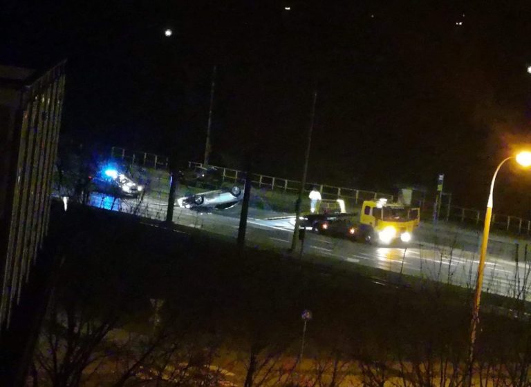Dachowanie na ul. Tuwima. 22-latek popisywał się przed dziewczyną „wchodzeniem w zakręt”