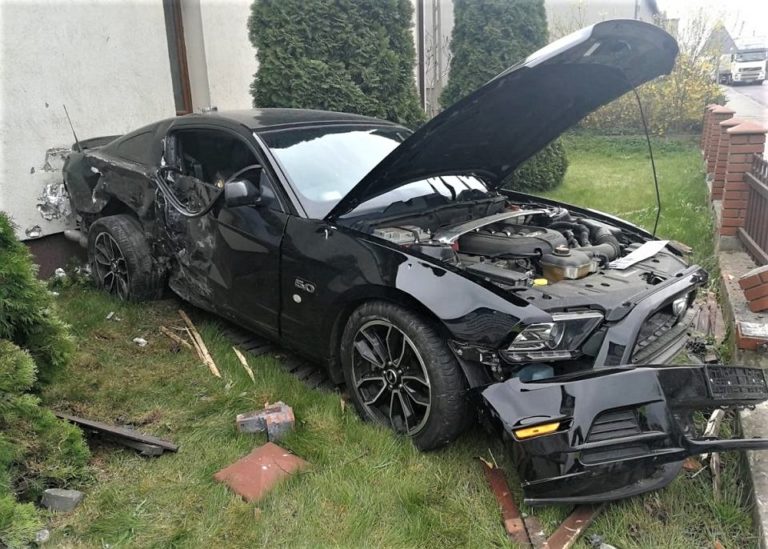 Kolejny kierowca forda mustang spowodował groźny wpadek i autem wjechał w budynek