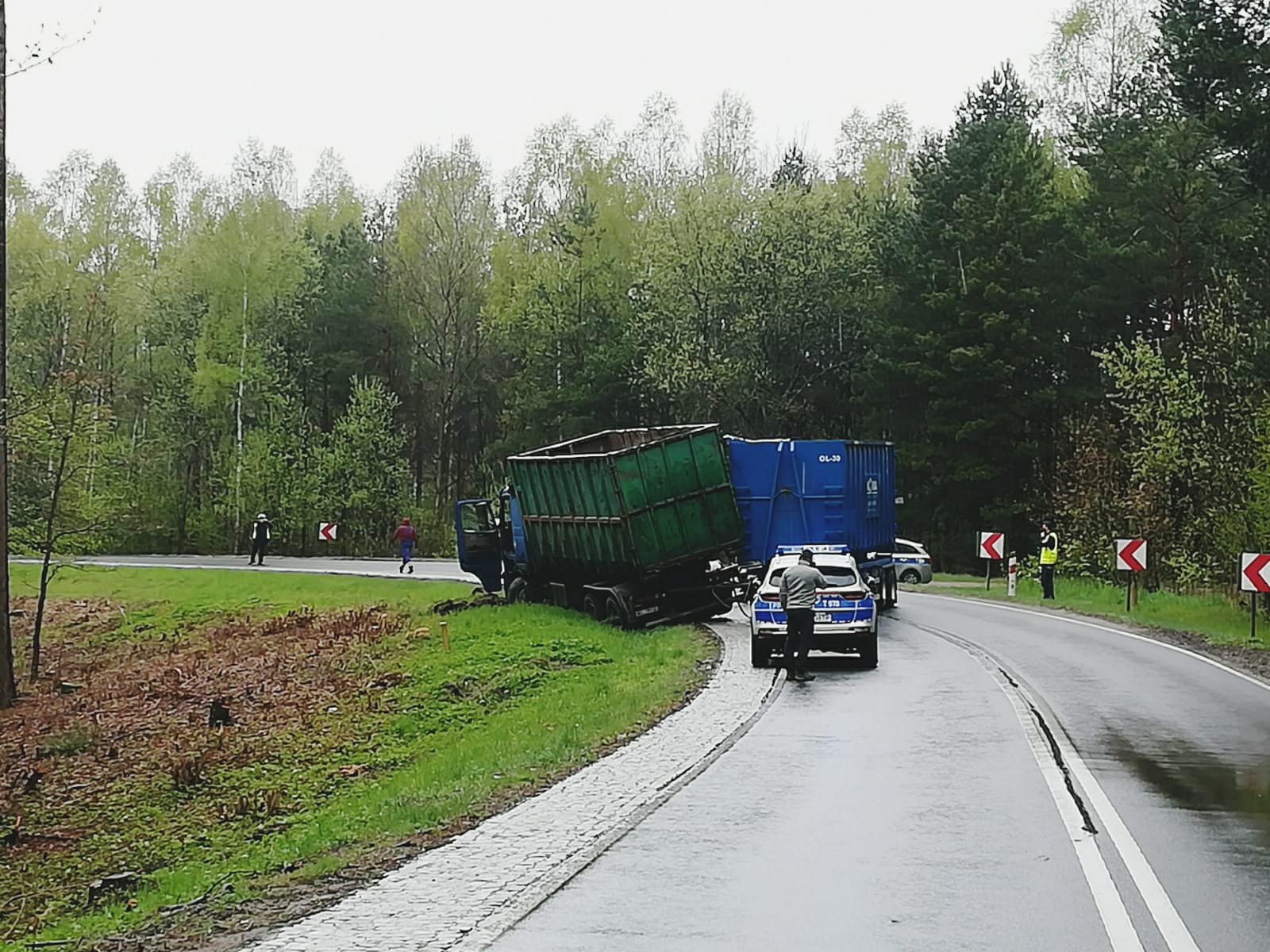 Naczepa ciężarowego Volvo zablokowała oba pasy ruchu