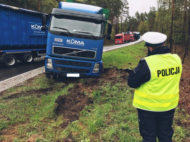 Naczepa ciężarowego Volvo zablokowała oba pasy ruchu