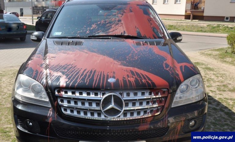 Komedia na osiedlowym parkingu. Mściciel w peruce odegrał się na znajomym