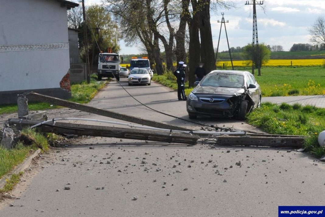 Uderzyła autem w słup