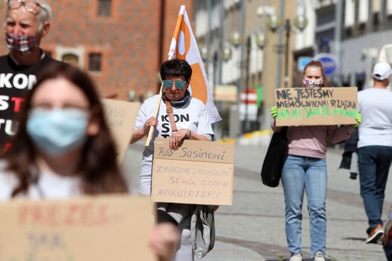 Komitet Obrony Demokracji zorganizował manifestację na star&oacute;wce w Olsztynie