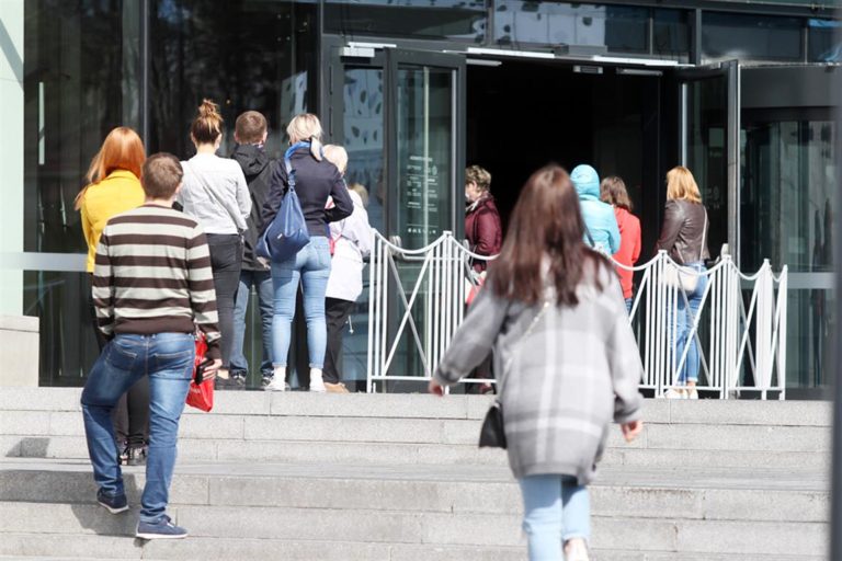 Galerie handlowe otwarte. Przed wejściem robiły się kolejki
