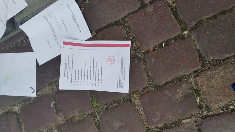 Na Starym Mieście ktoś rozrzucił karty do głosowania