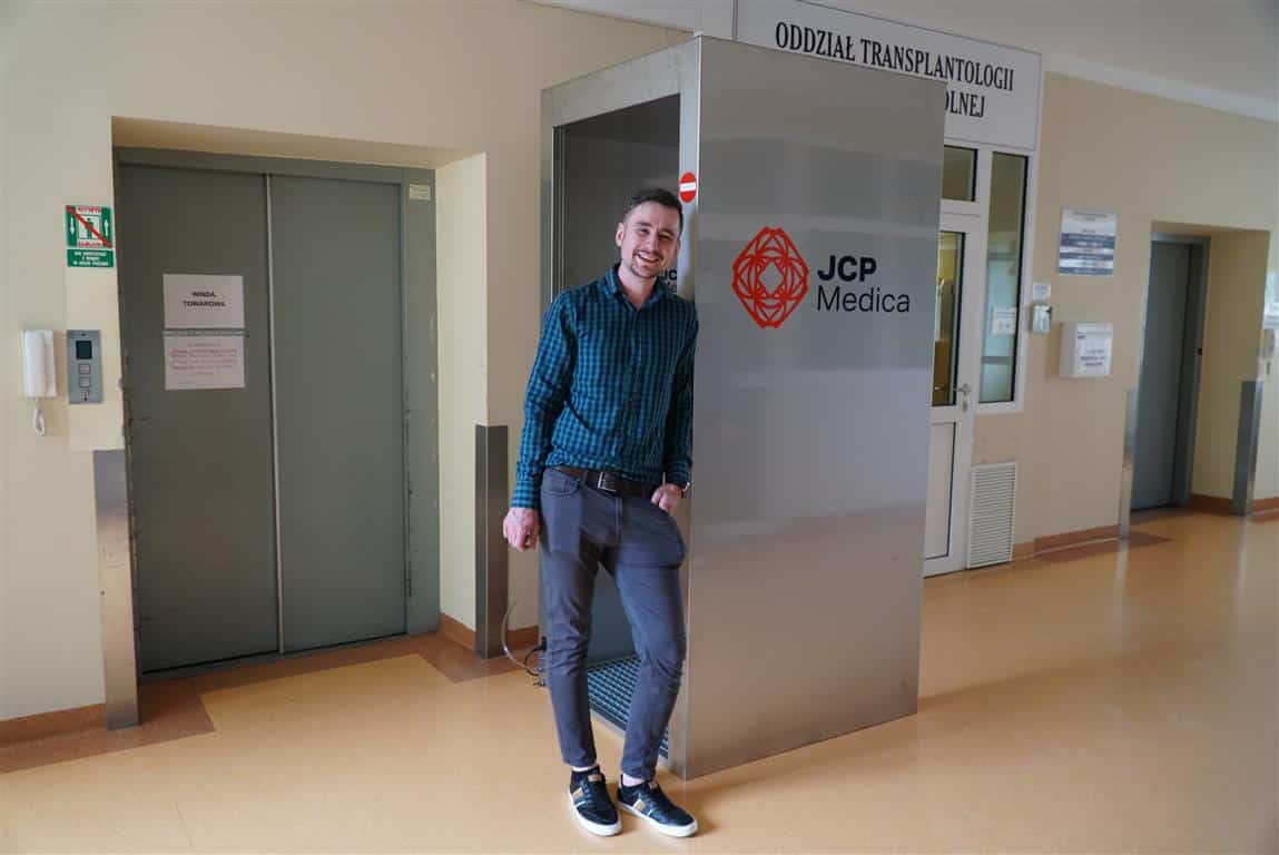 Innowacyjna automatyczna kurtyna dezynfekująca stanęła w Szpitalu Wojewódzki w Olsztynie