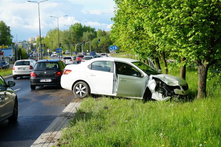 Na al. Sikorskiego wjechał w drzewo