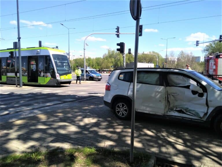 Doszło do zderzenia auta osobowego z tramwajem na al. Sikorskiego