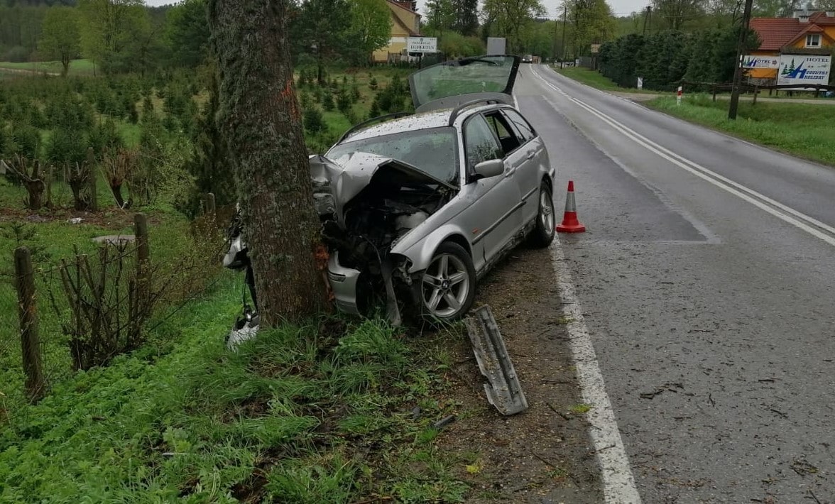 BMW uderzyło w drzewo na prostym odcinku drogi. Kierowca zmarł