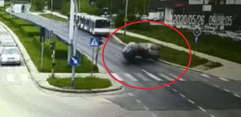 Dachowanie na ul. Krasickiego. Nagranie z ITS